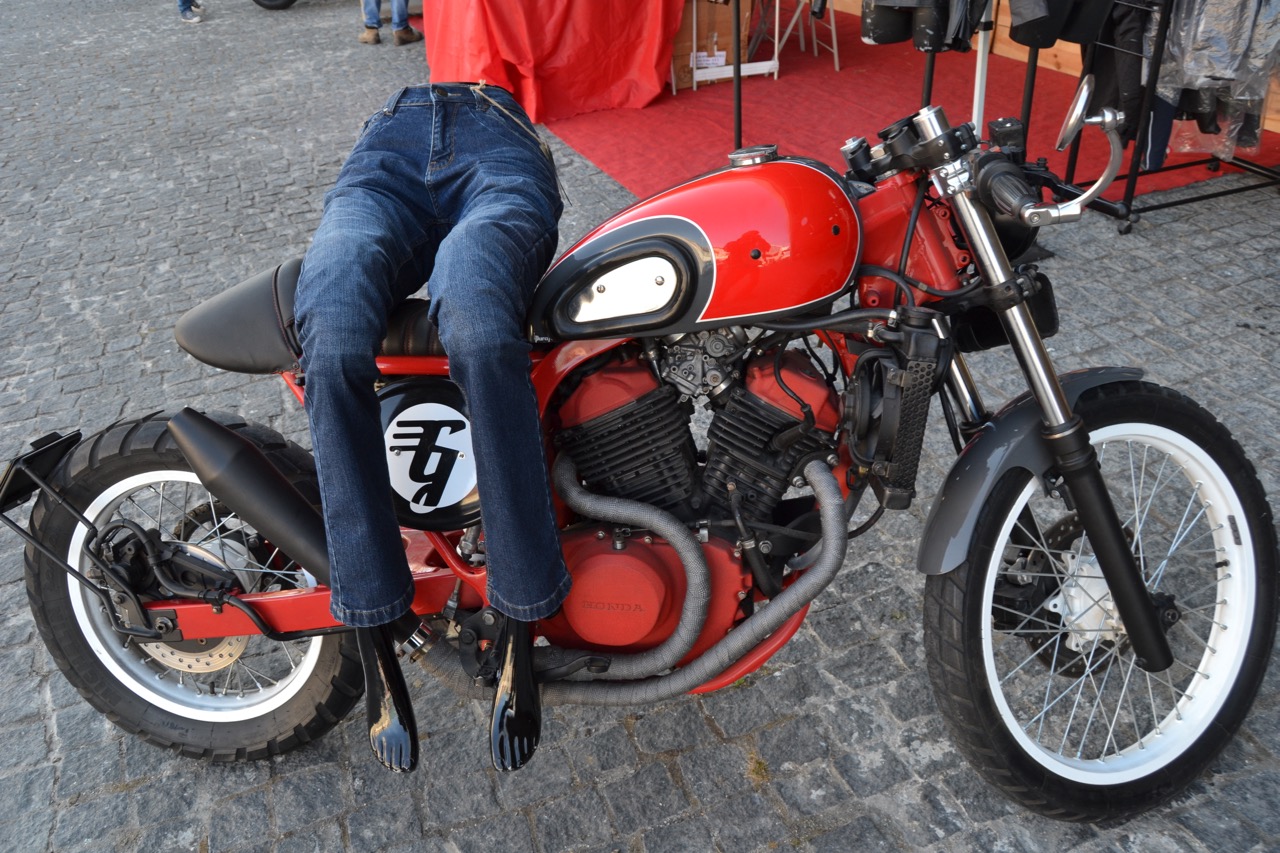 Centenas participaram no evento “Distinguished Gentleman’s Ride” e nós também.