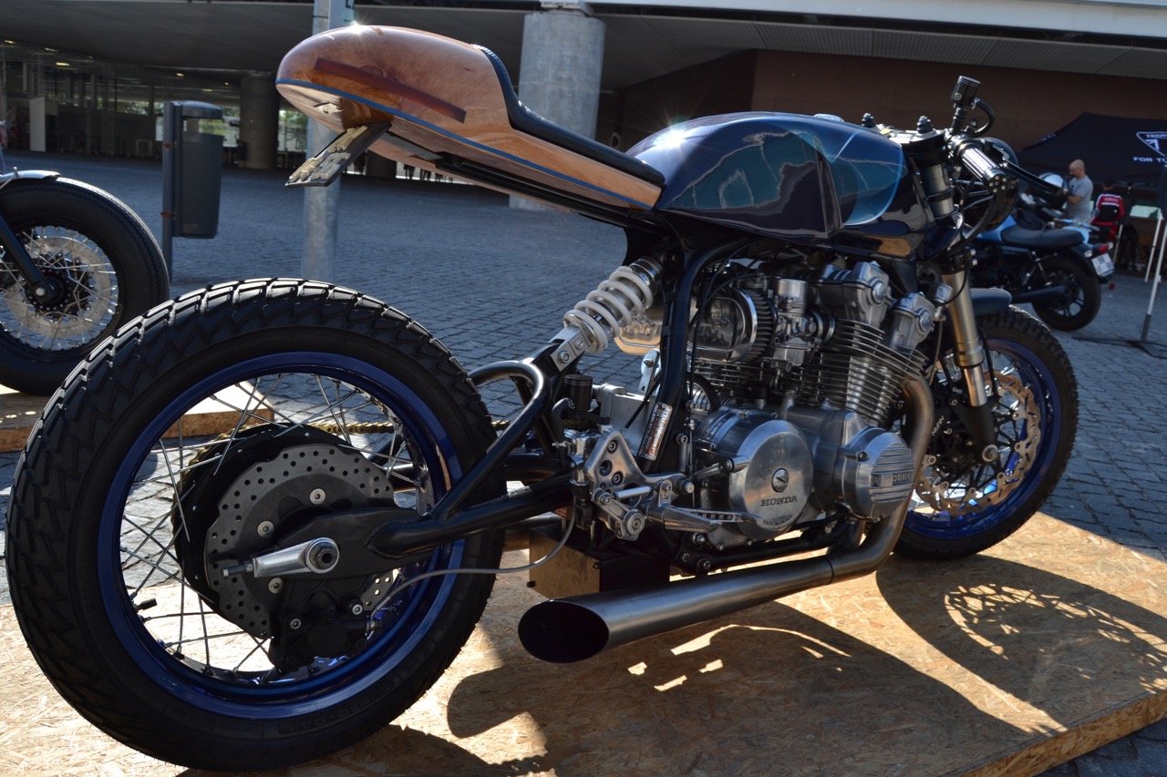 Centenas participaram no evento “Distinguished Gentleman’s Ride” e nós também.