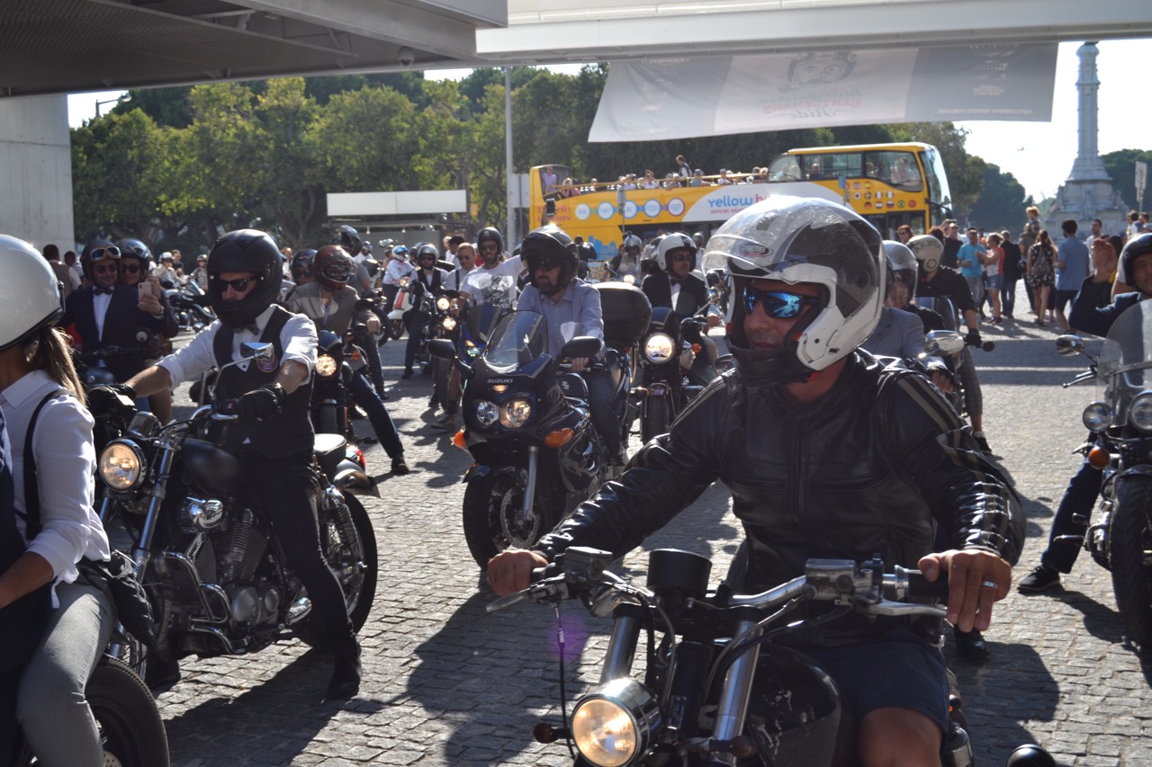Centenas participaram no evento “Distinguished Gentleman’s Ride” e nós também.