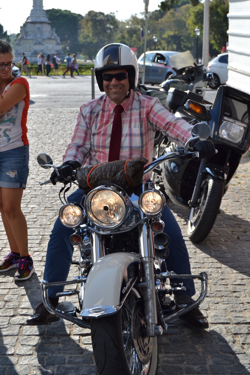 Centenas participaram no evento “Distinguished Gentleman’s Ride” e nós também.