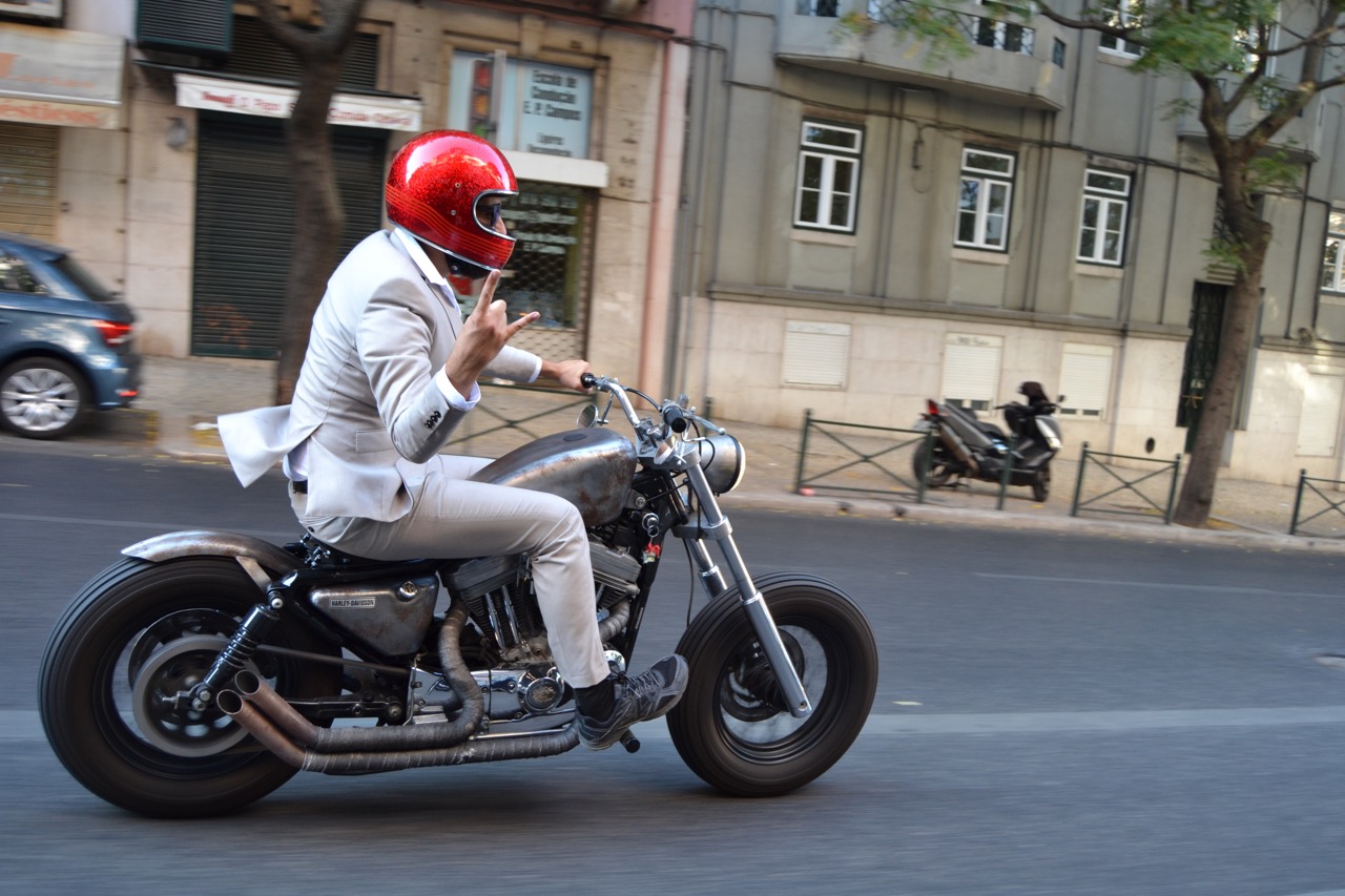 Centenas participaram no evento “Distinguished Gentleman’s Ride” e nós também.