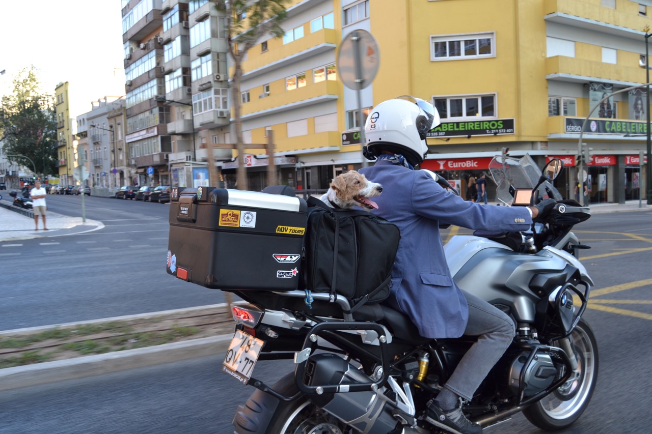 Centenas participaram no evento “Distinguished Gentleman’s Ride” e nós também.