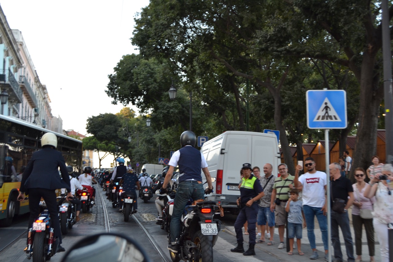 Centenas participaram no evento “Distinguished Gentleman’s Ride” e nós também.