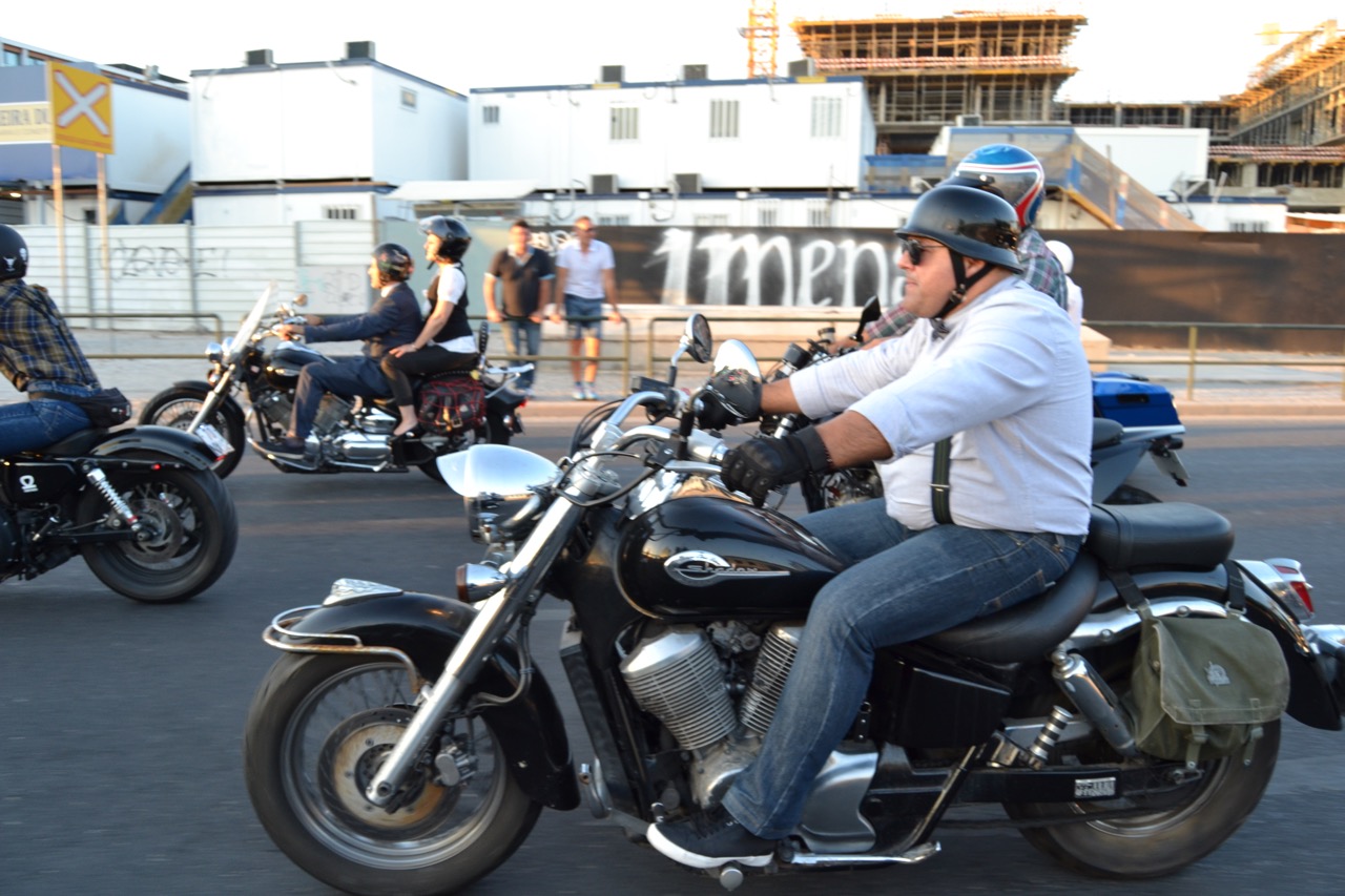 Centenas participaram no evento “Distinguished Gentleman’s Ride” e nós também.