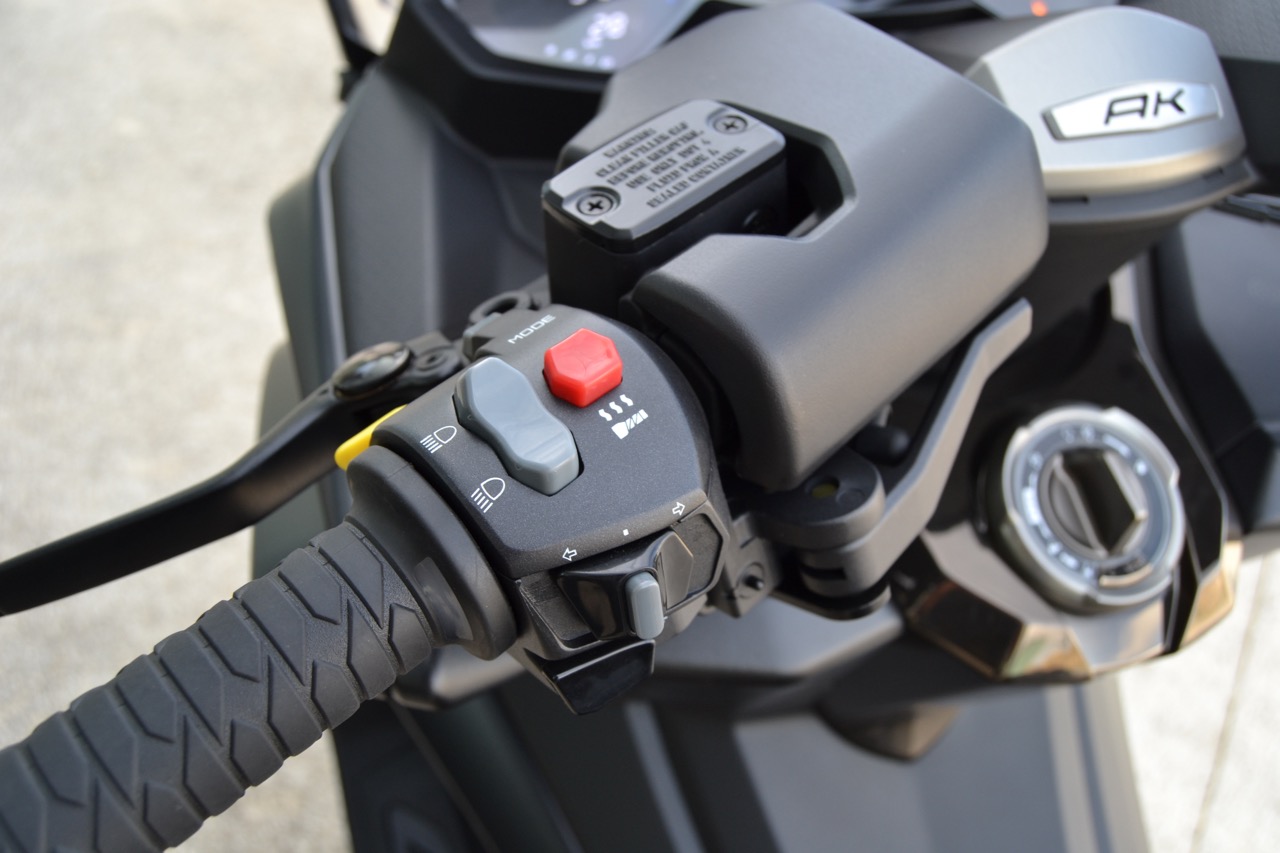 ENSAIO KYMCO AK 550 – Top Gun no segmento Maxi Scooter