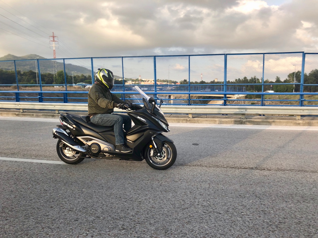 ENSAIO KYMCO AK 550 – Top Gun no segmento Maxi Scooter