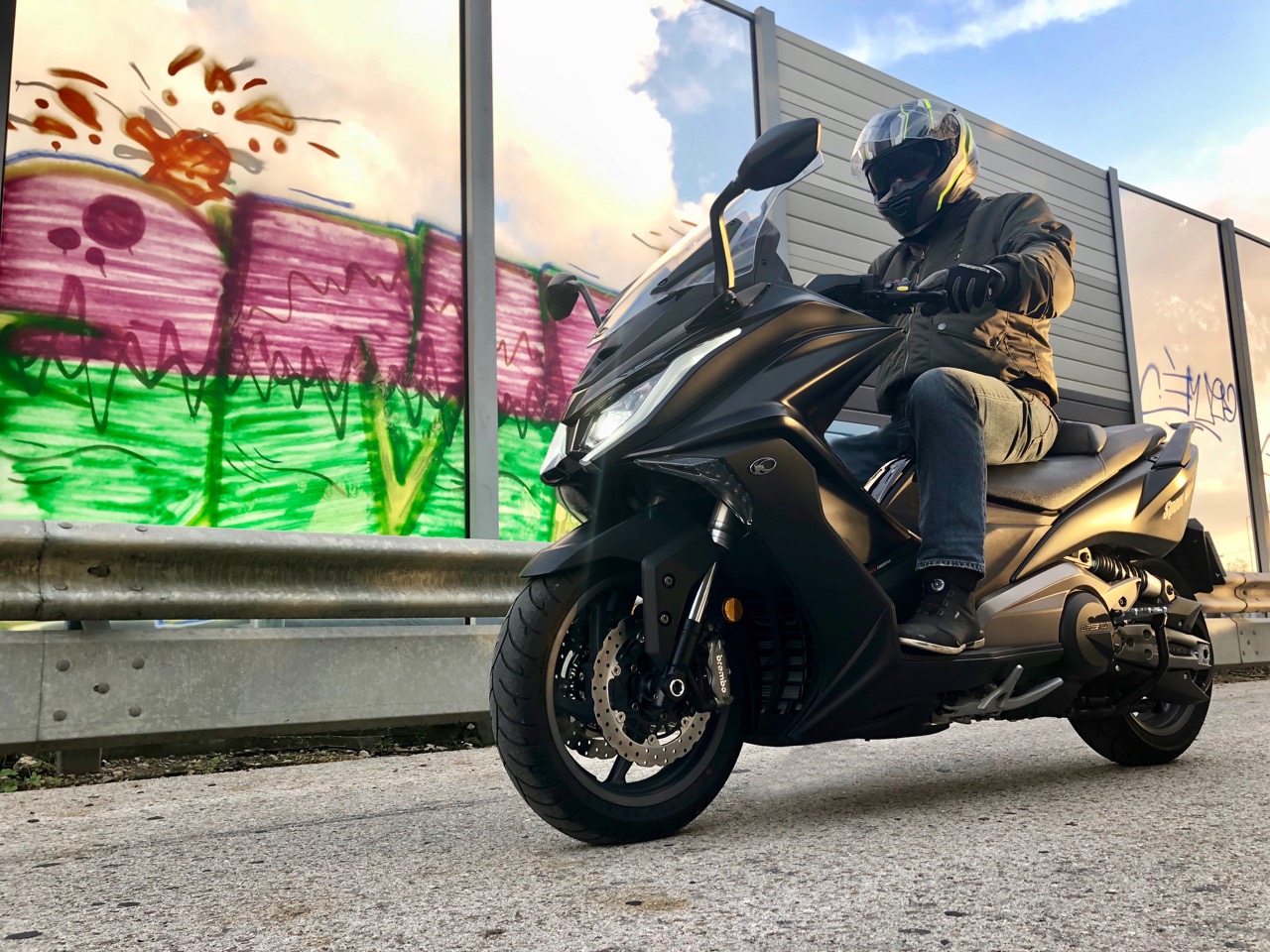 ENSAIO KYMCO AK 550 – Top Gun no segmento Maxi Scooter