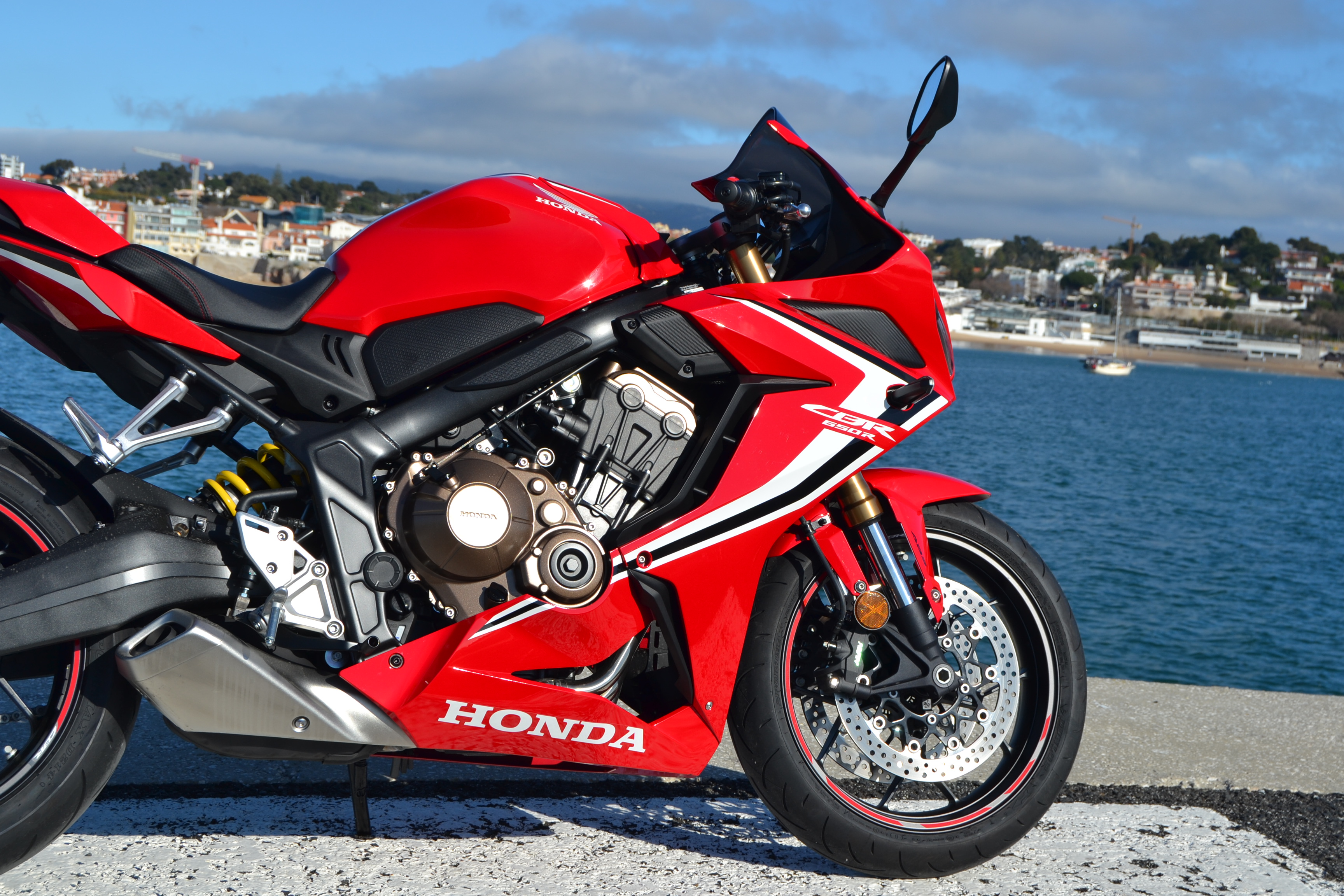 ENSAIO HONDA CBR 650R – Uma Desportiva com R de Racional