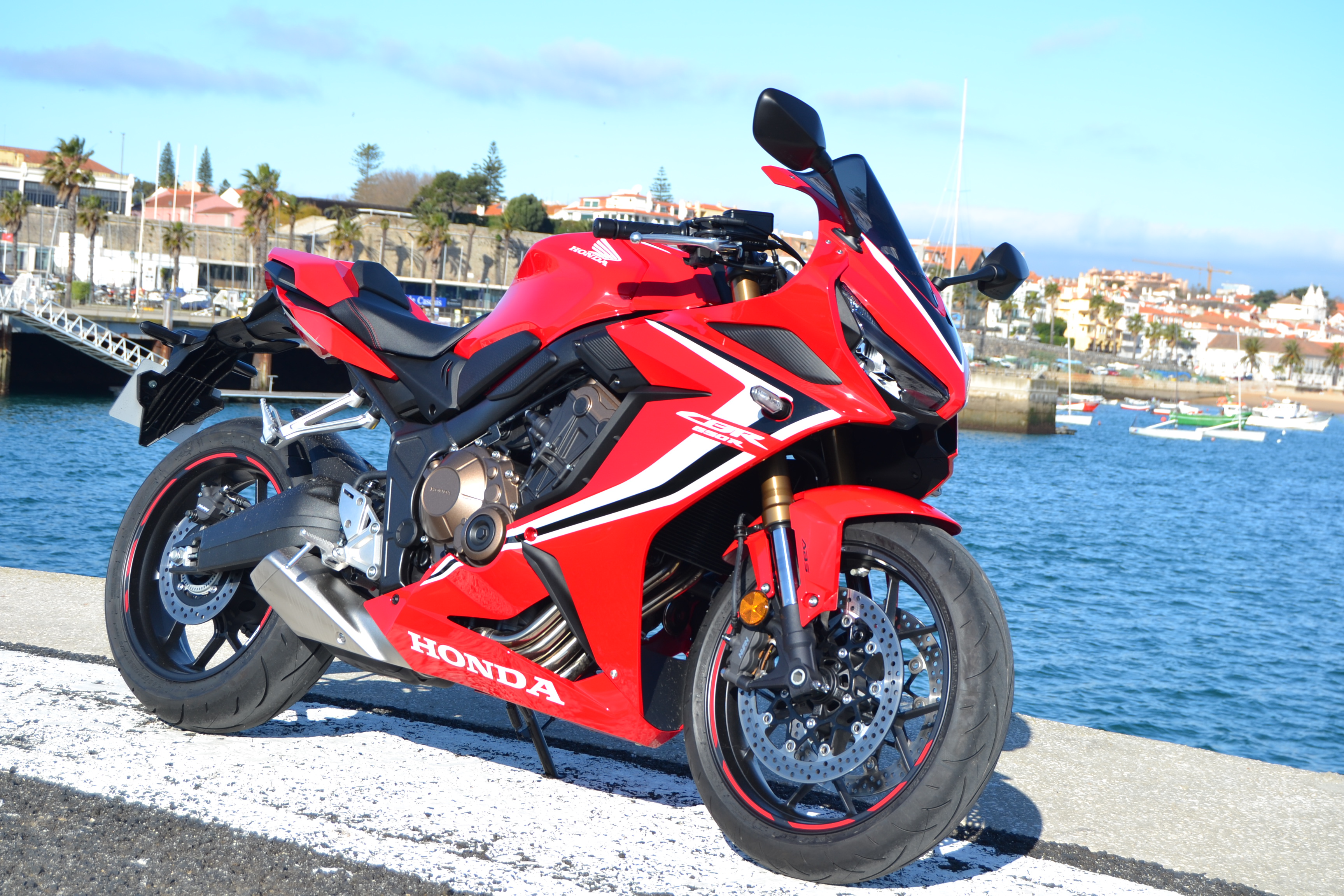 ENSAIO HONDA CBR 650R – Uma Desportiva com R de Racional