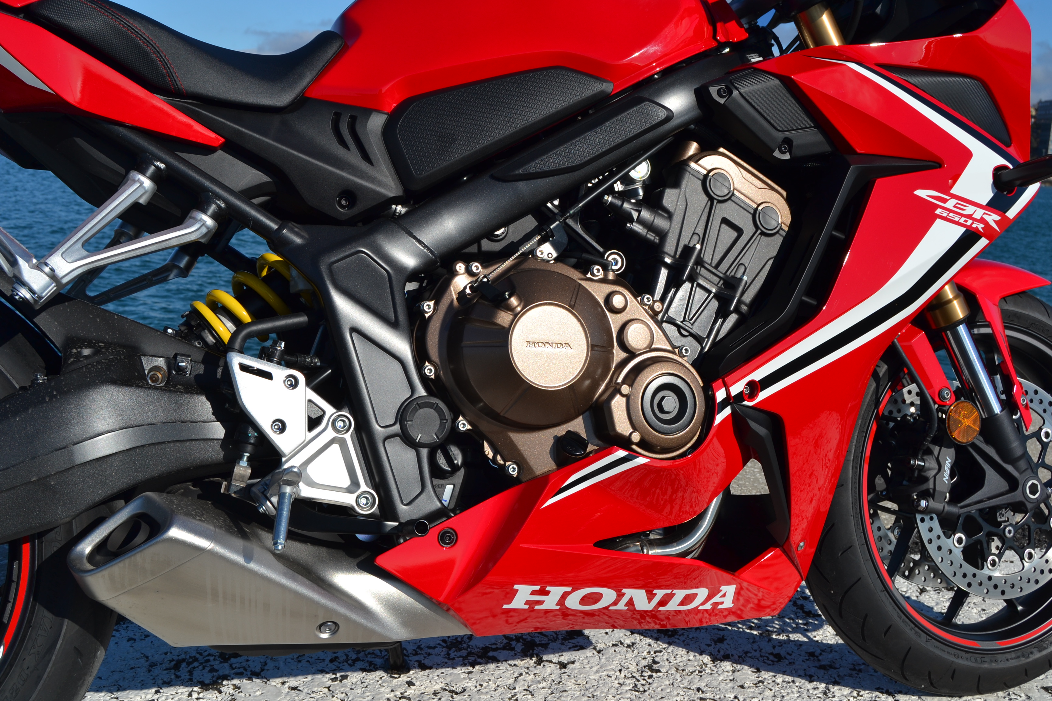 ENSAIO HONDA CBR 650R – Uma Desportiva com R de Racional