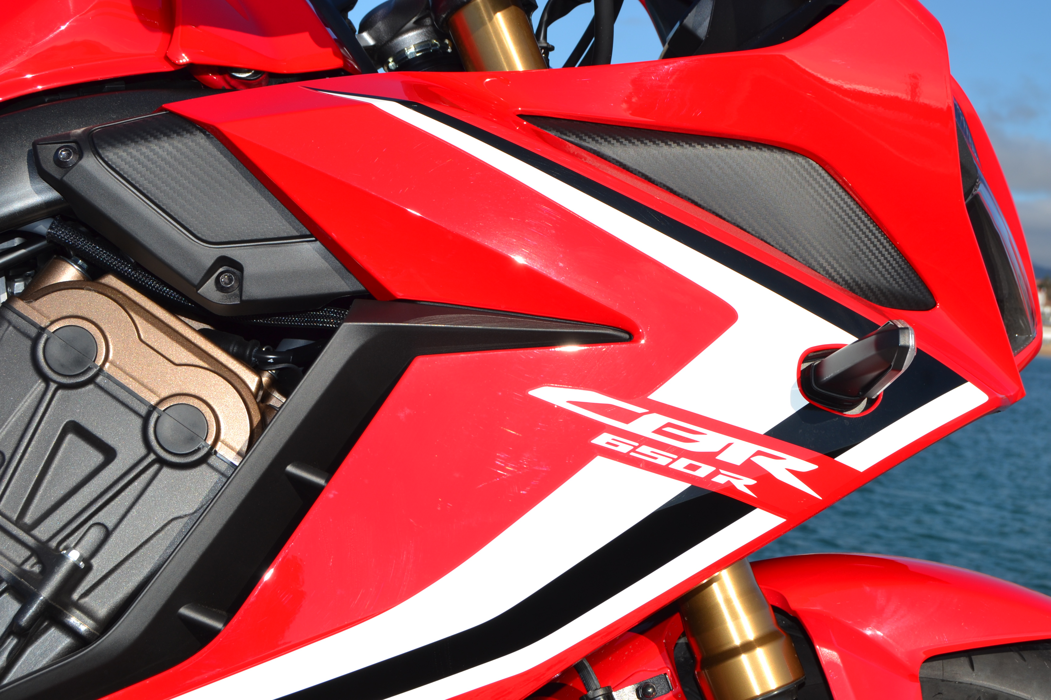 ENSAIO HONDA CBR 650R – Uma Desportiva com R de Racional