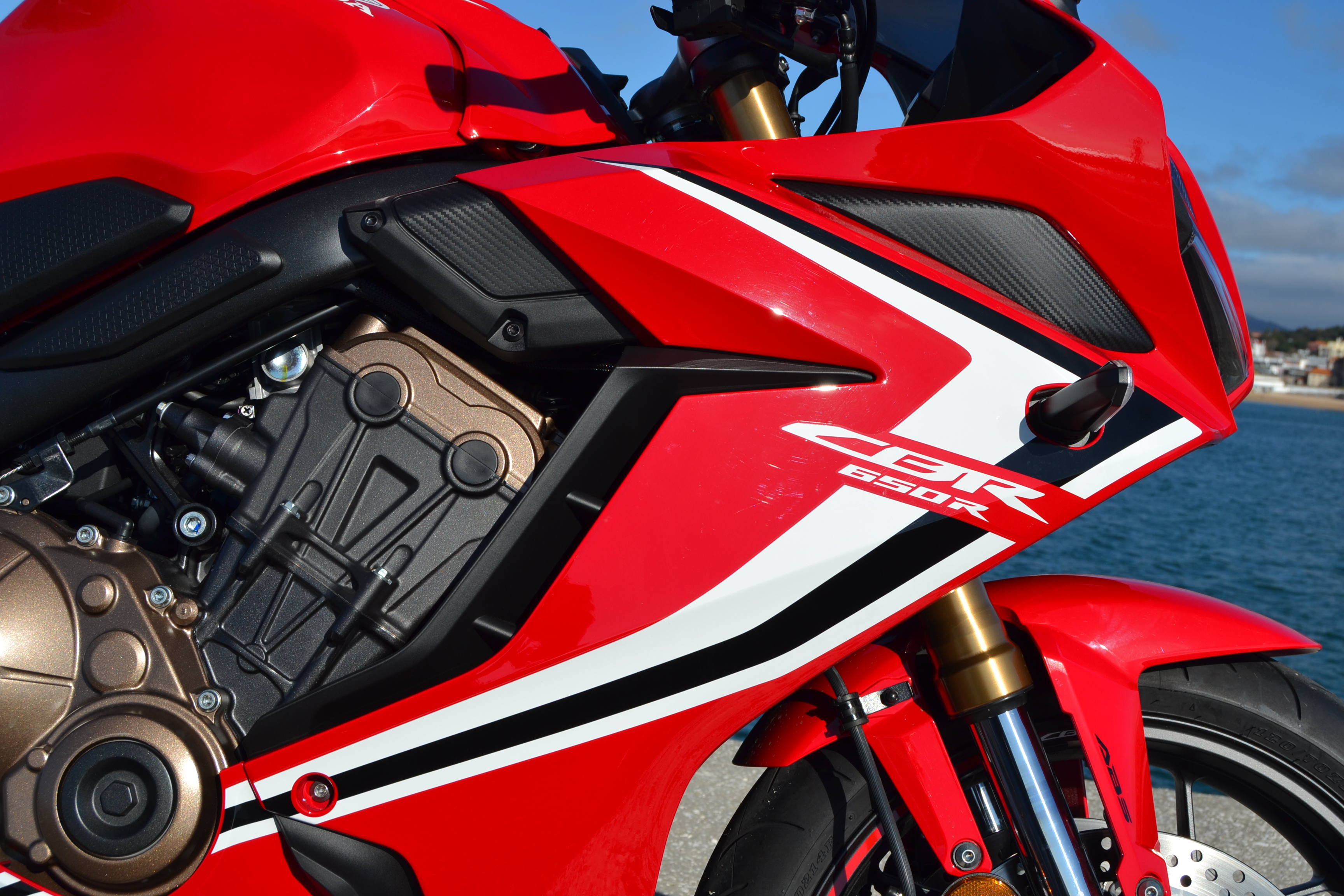 ENSAIO HONDA CBR 650R – Uma Desportiva com R de Racional