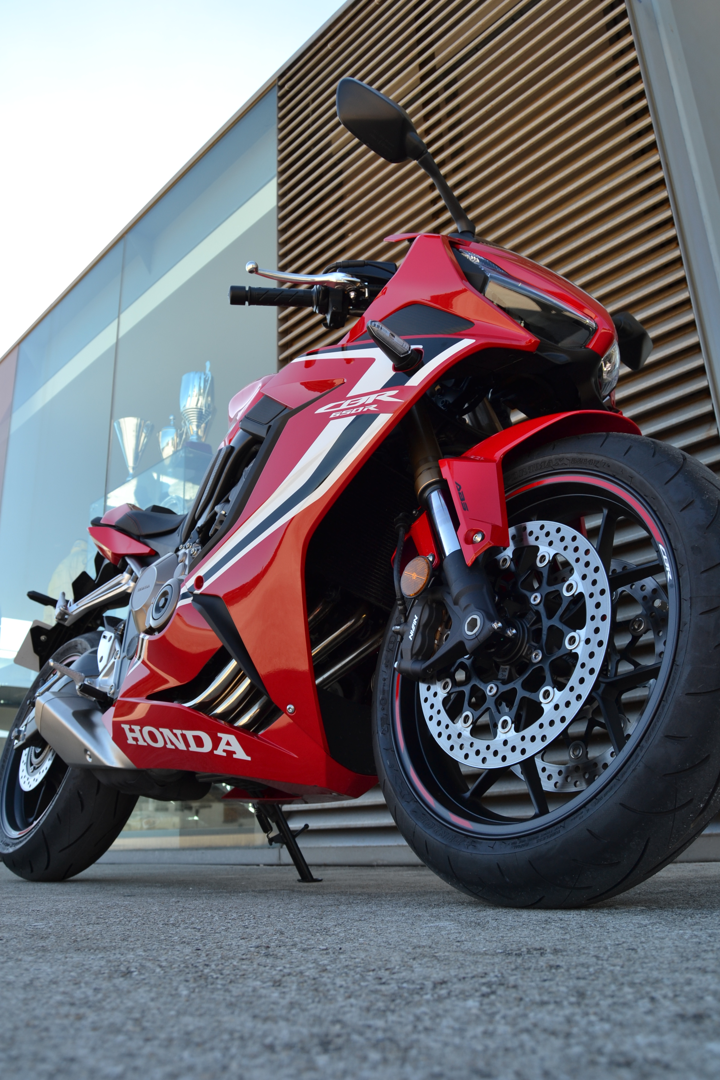 ENSAIO HONDA CBR 650R – Uma Desportiva com R de Racional