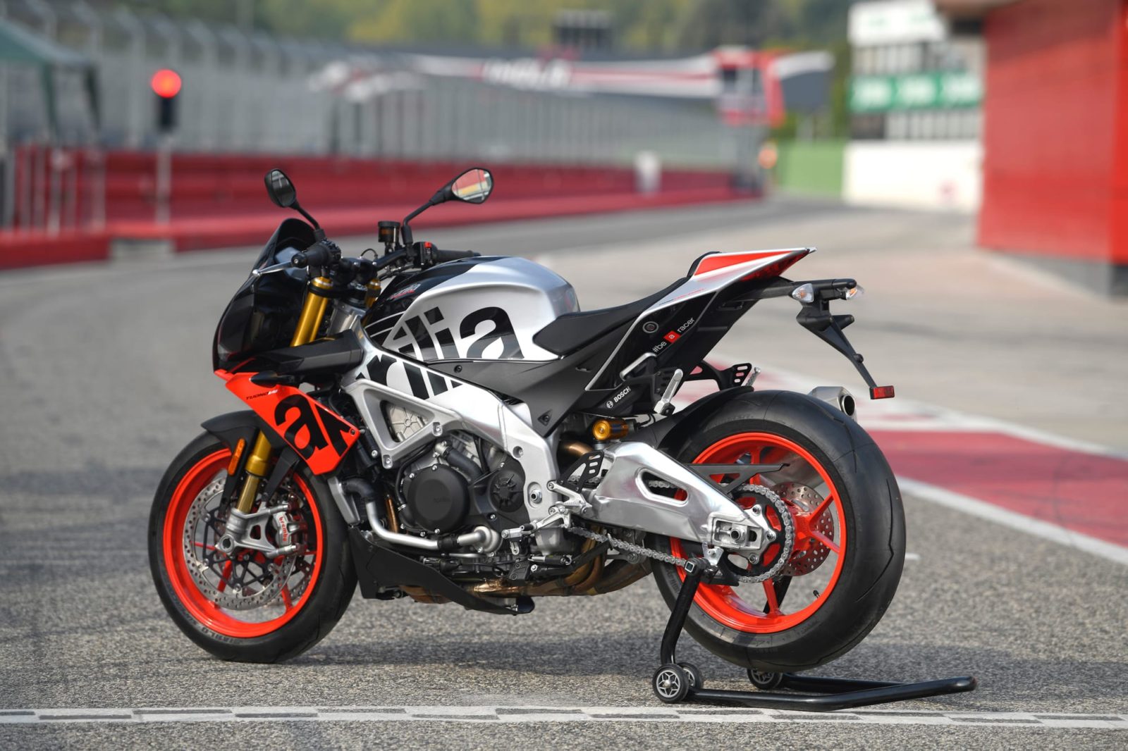 Aprilia Tuono V4 1000 Factory – Uma Superbike Naked