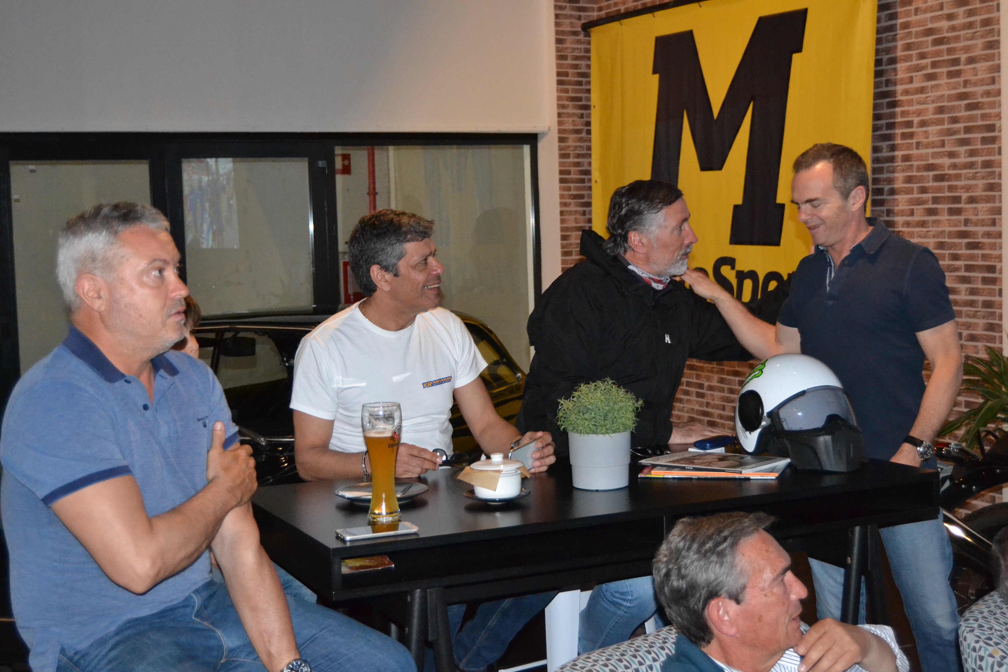 Ontem no Paddock Café na Marina de Cascais convidados e amigos assistiram ao Grande Prémio da Argentina
