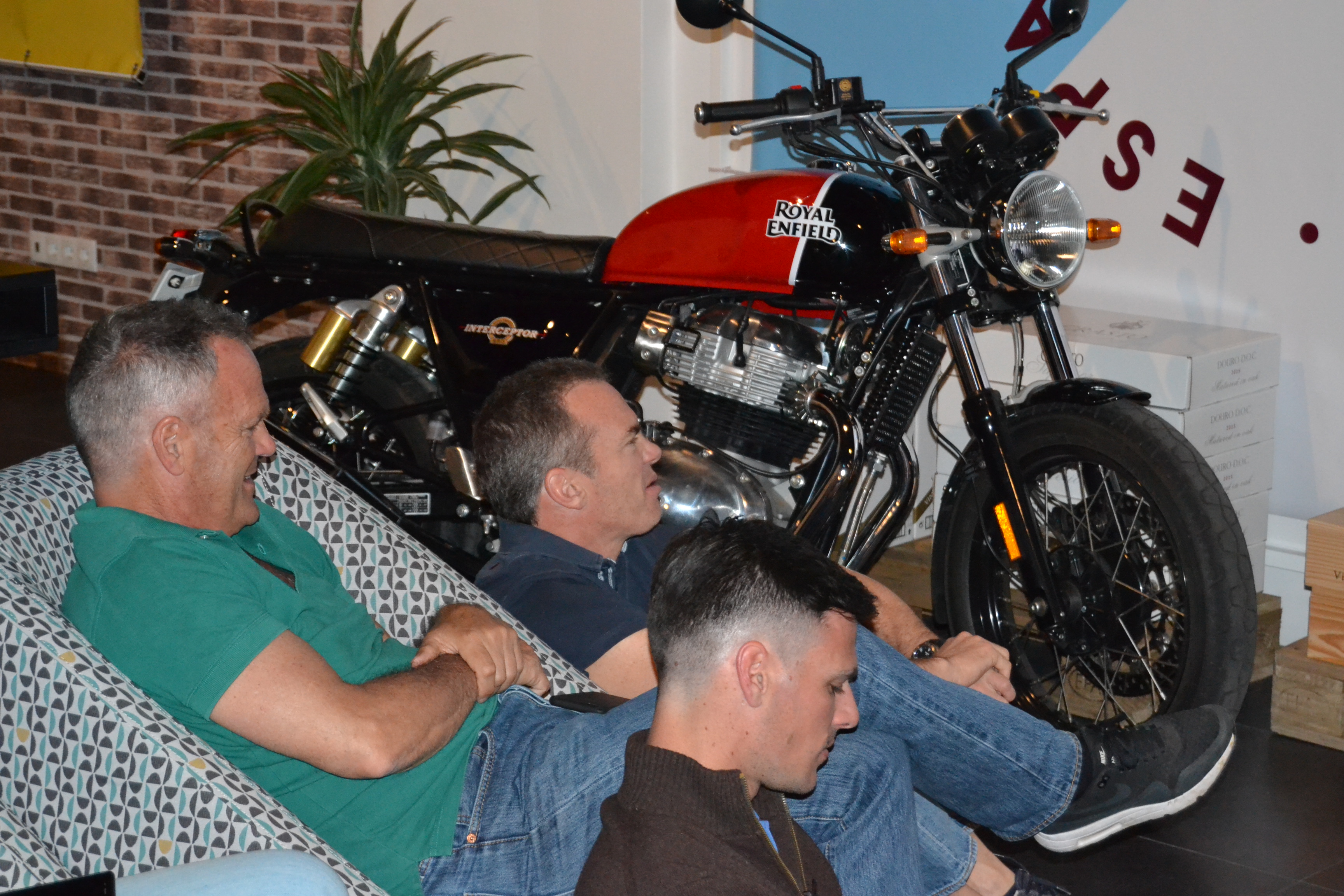 Ontem no Paddock Café na Marina de Cascais convidados e amigos assistiram ao Grande Prémio da Argentina