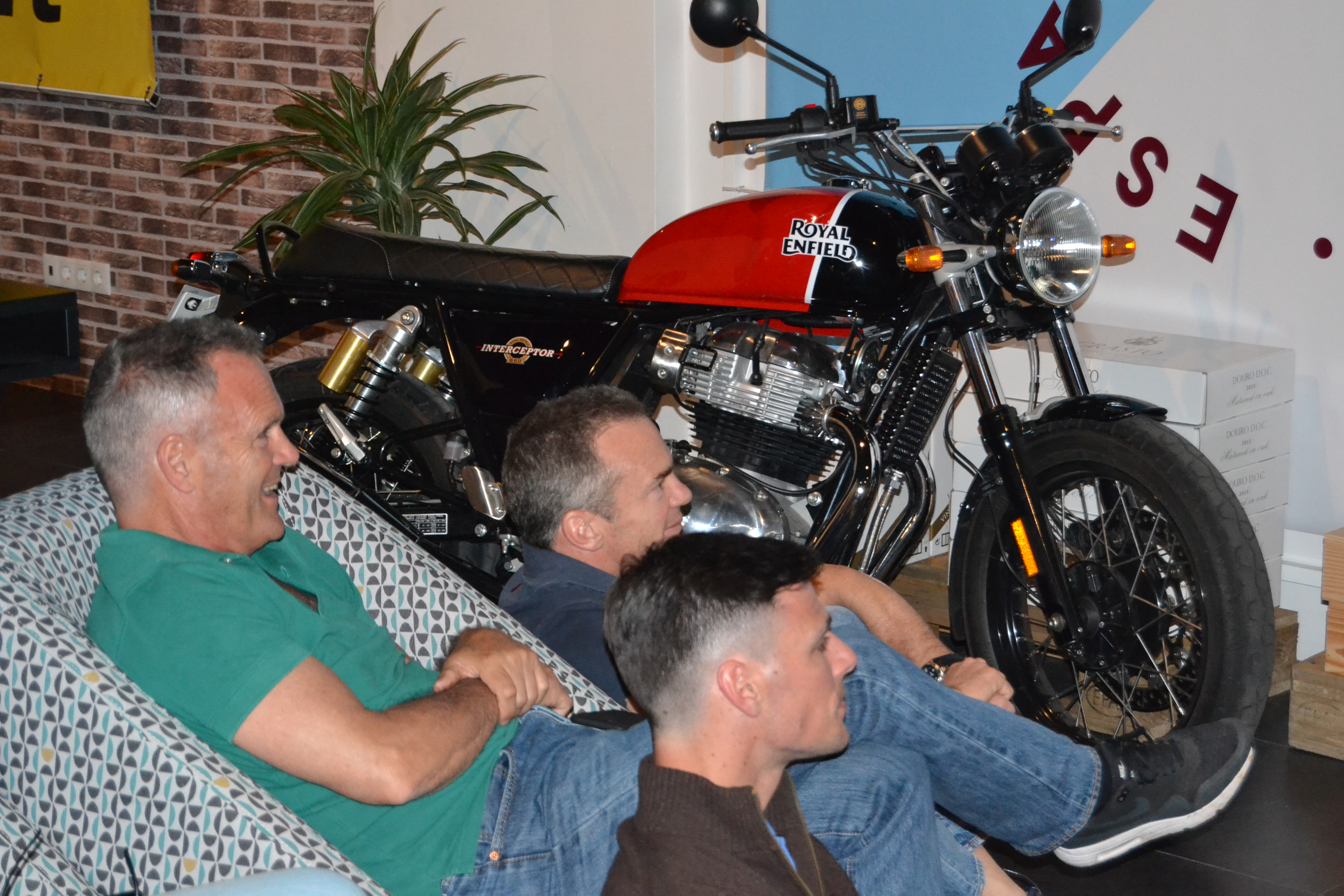 Ontem no Paddock Café na Marina de Cascais convidados e amigos assistiram ao Grande Prémio da Argentina