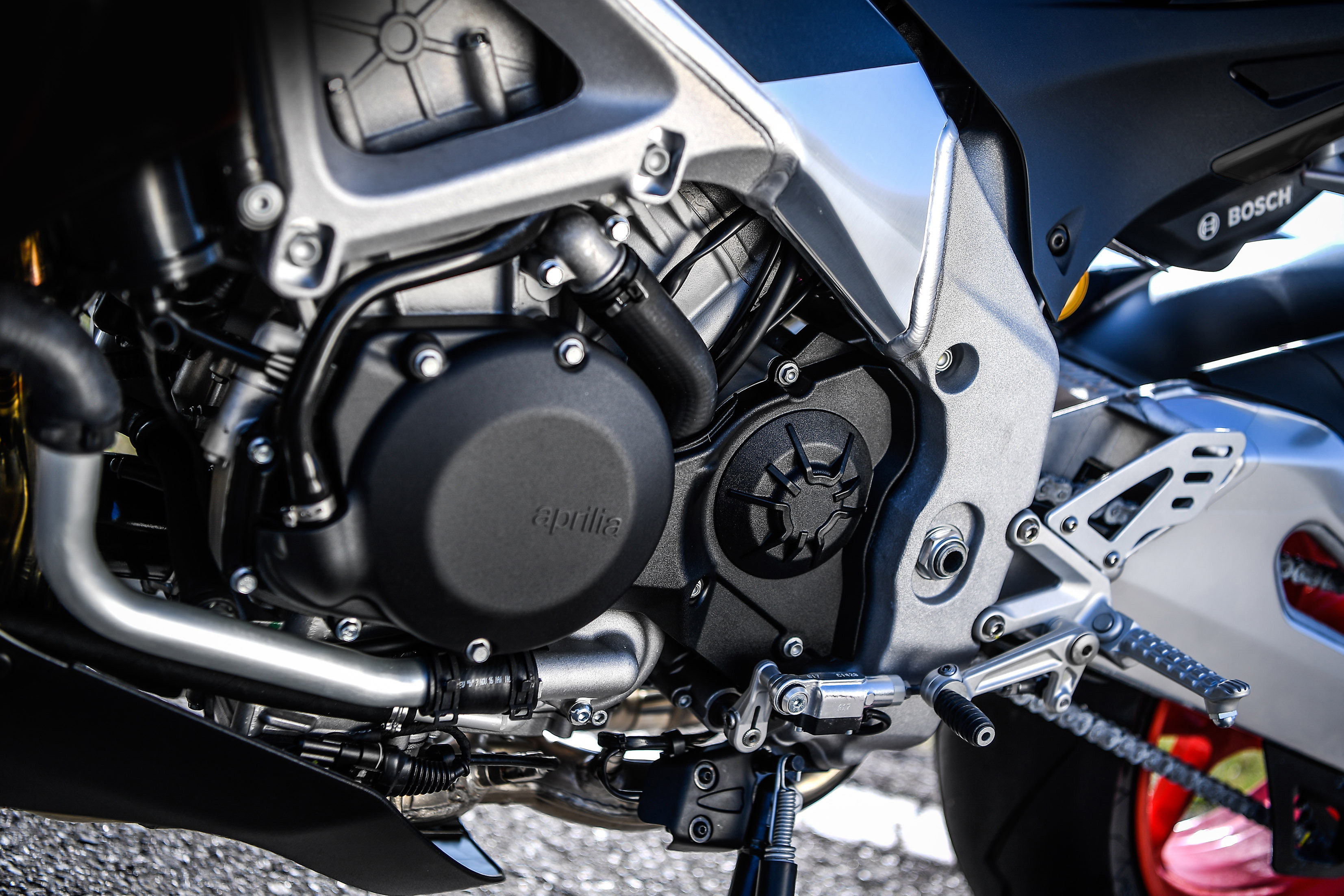 Aprilia Tuono V4 1000 Factory – Uma Superbike Naked