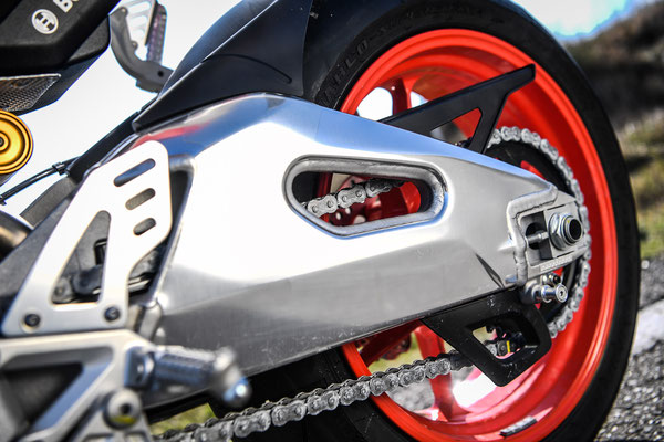 Aprilia Tuono V4 1000 Factory – Uma Superbike Naked