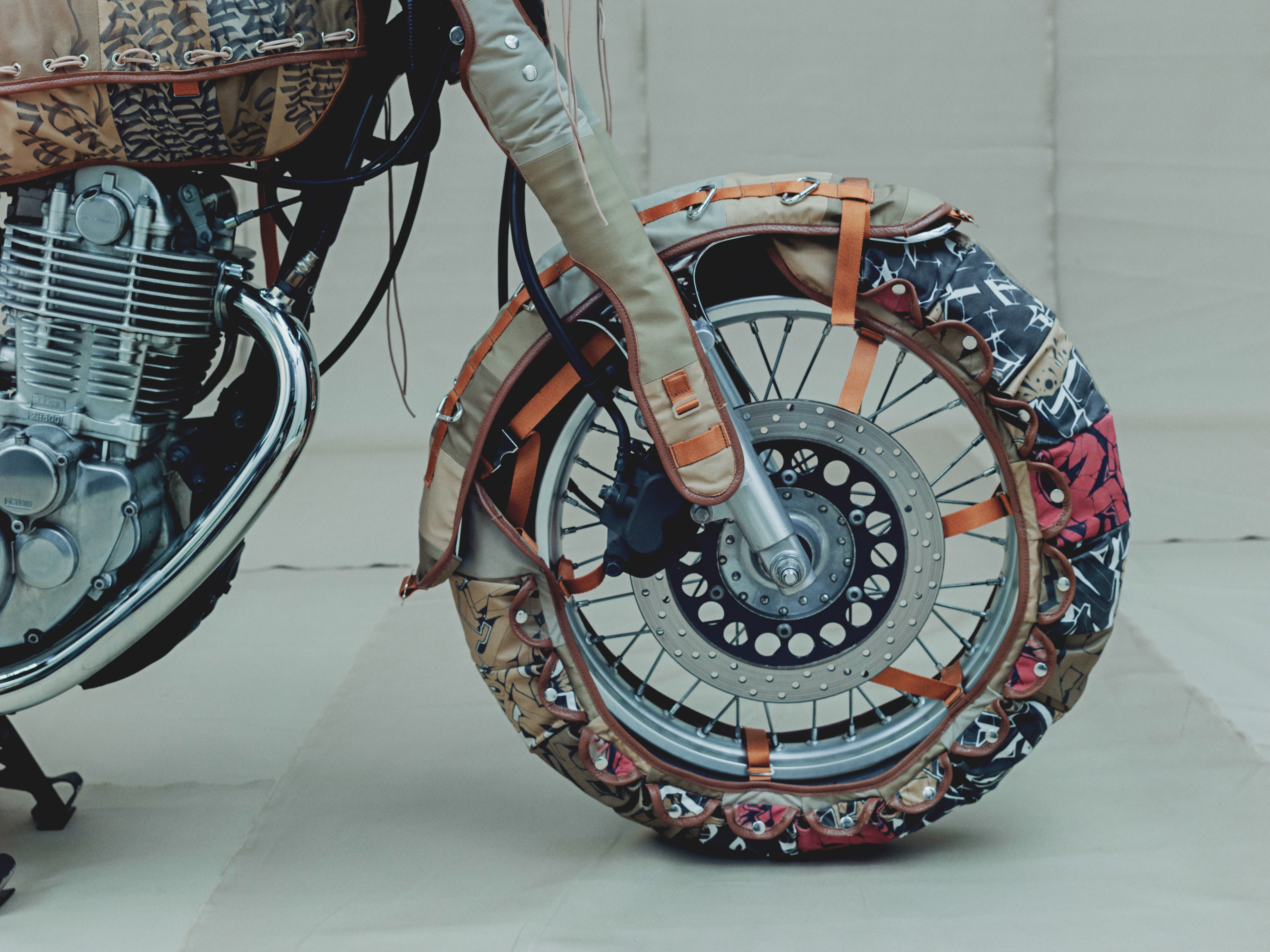 Designer de moda japonês inspira-se na filosofia de desenvolvimento Jinki Kanno da Yamaha Motor.