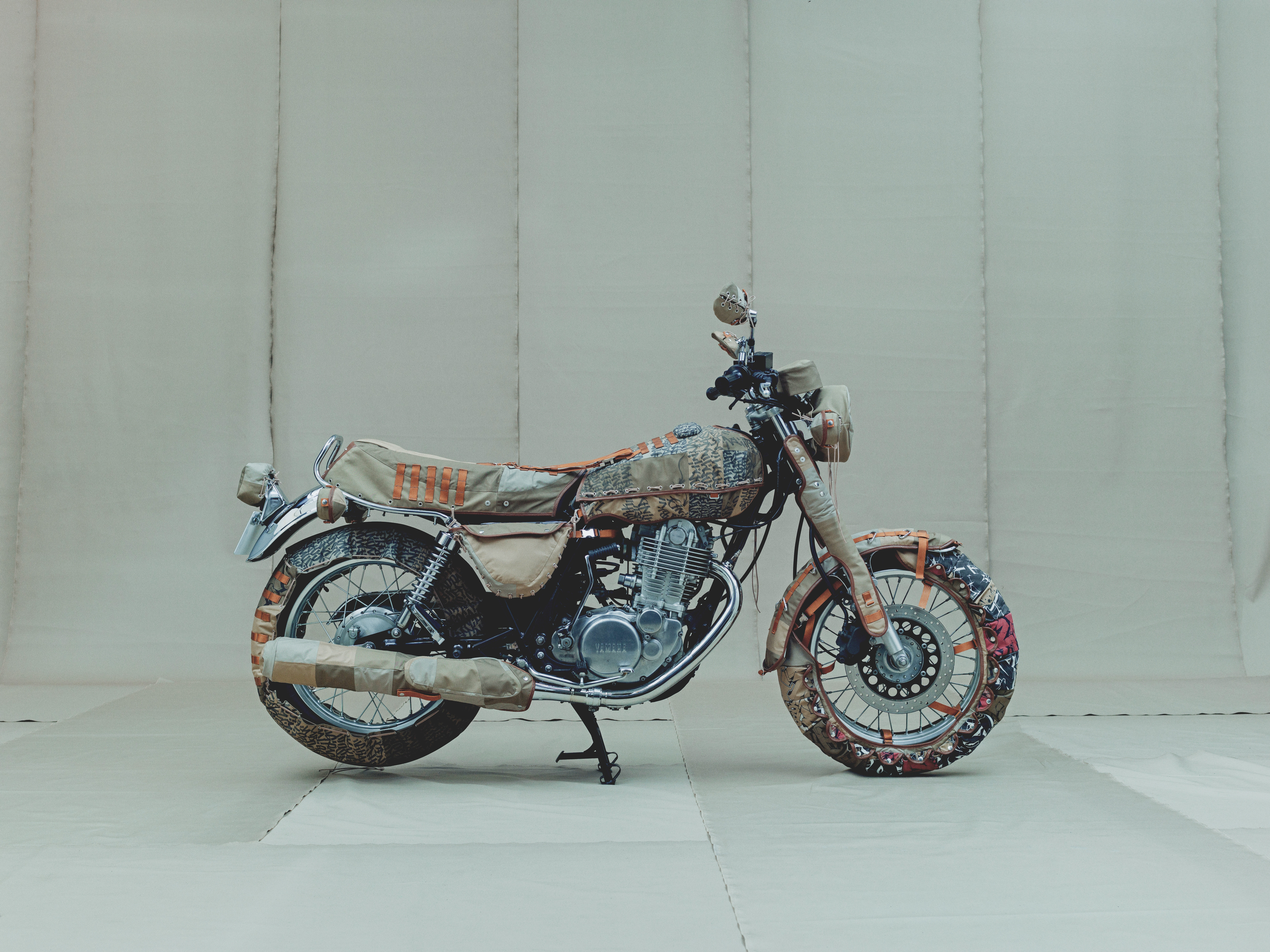 Designer de moda japonês inspira-se na filosofia de desenvolvimento Jinki Kanno da Yamaha Motor.