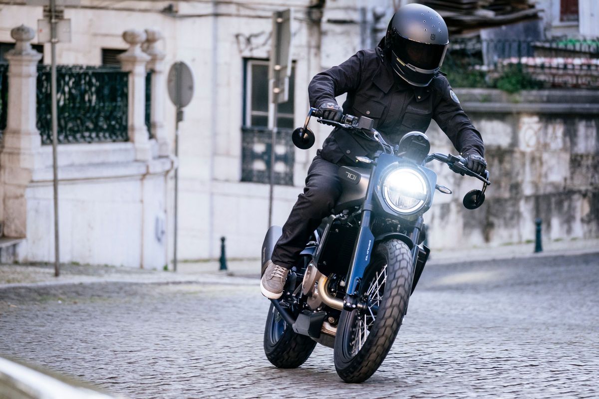 Ensaio Husqvarna Svartpilen 701 – Uma Flat Tracker para “duros”