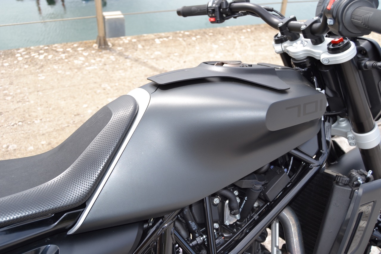 Ensaio Husqvarna Svartpilen 701 – Uma Flat Tracker para “duros”