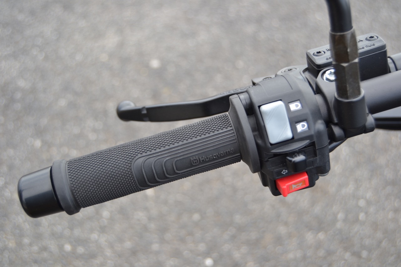 Ensaio Husqvarna Svartpilen 701 – Uma Flat Tracker para “duros”