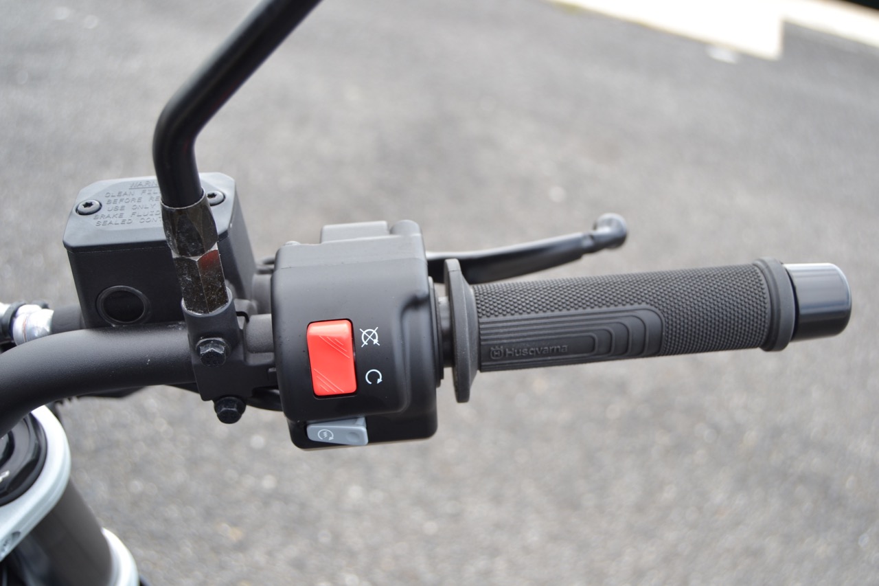 Ensaio Husqvarna Svartpilen 701 – Uma Flat Tracker para “duros”