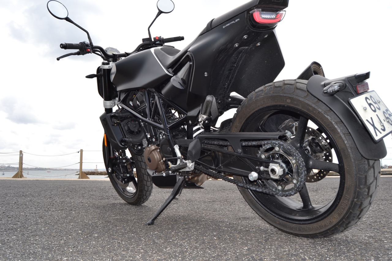 Ensaio Husqvarna Svartpilen 701 – Uma Flat Tracker para “duros”