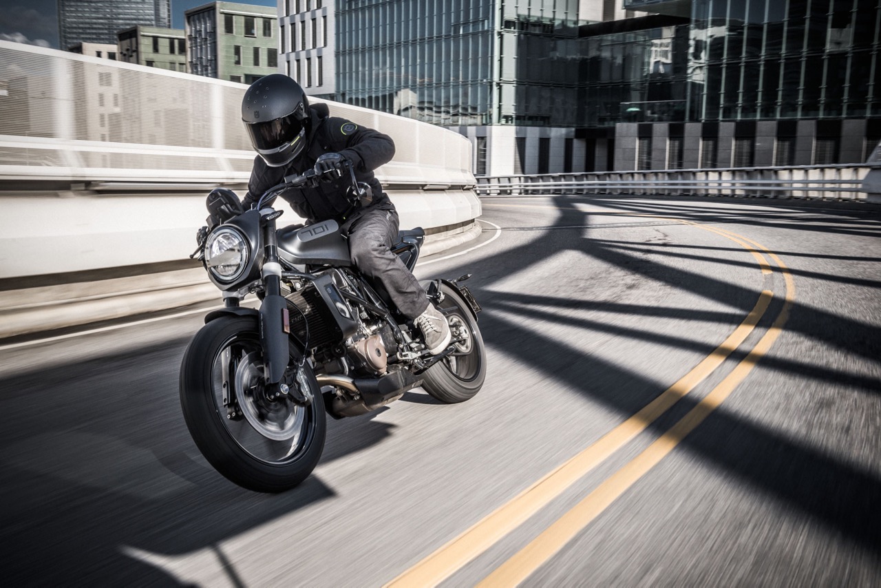 Ensaio Husqvarna Svartpilen 701 – Uma Flat Tracker para “duros”