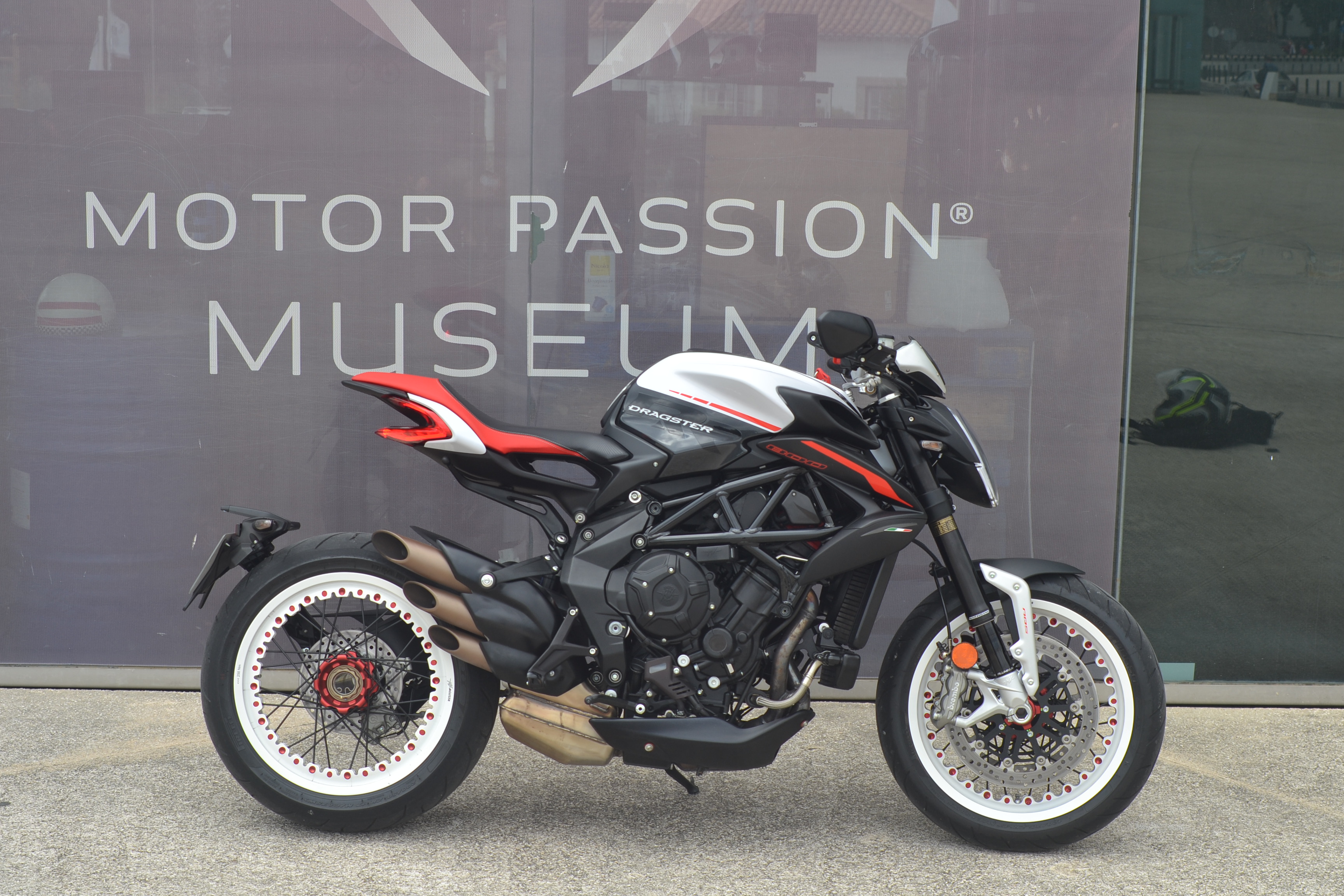 Ensaio MV Agusta Dragster 800 RR de 2019