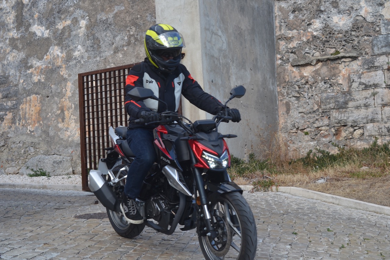 Ensaio FK Motors Street Fighter 125 – A pequena rebelde alemã