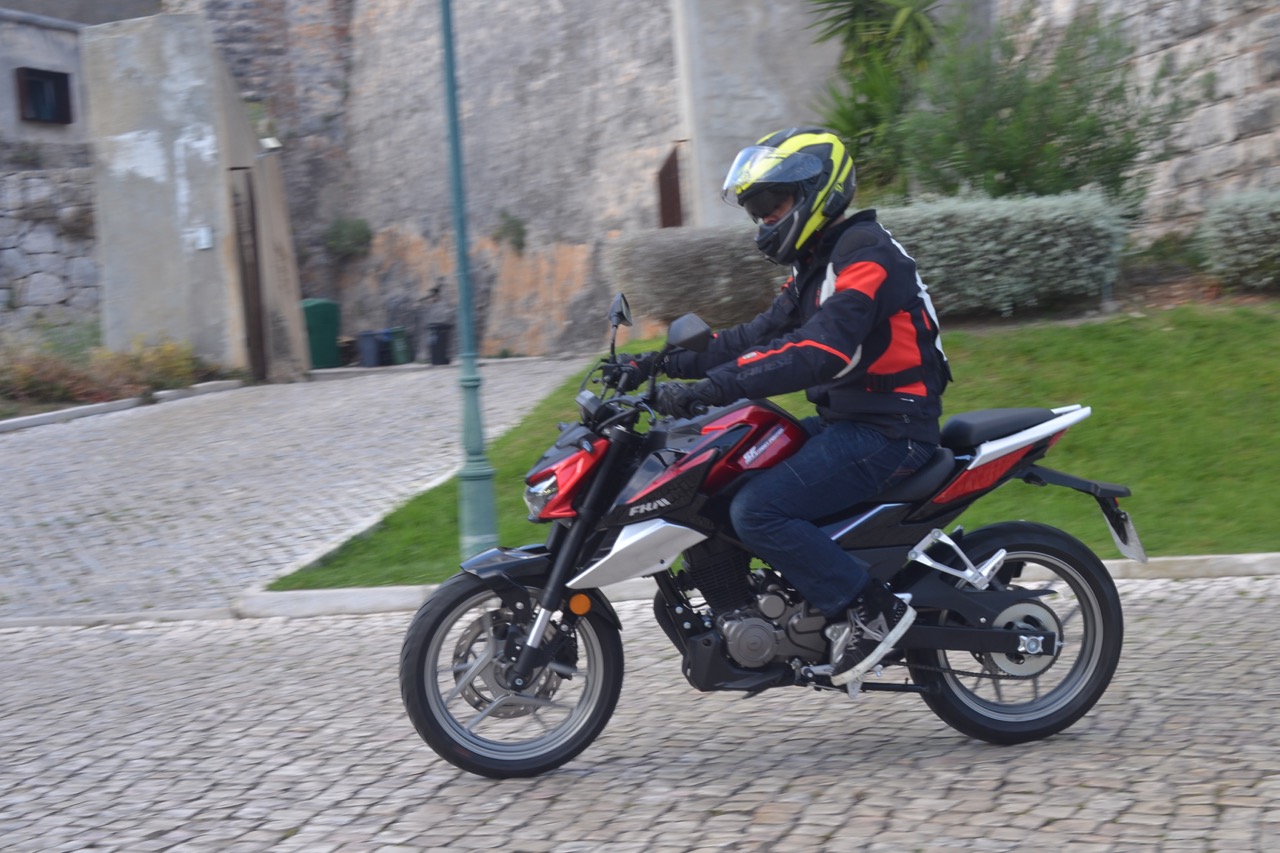 Ensaio FK Motors Street Fighter 125 – A pequena rebelde alemã