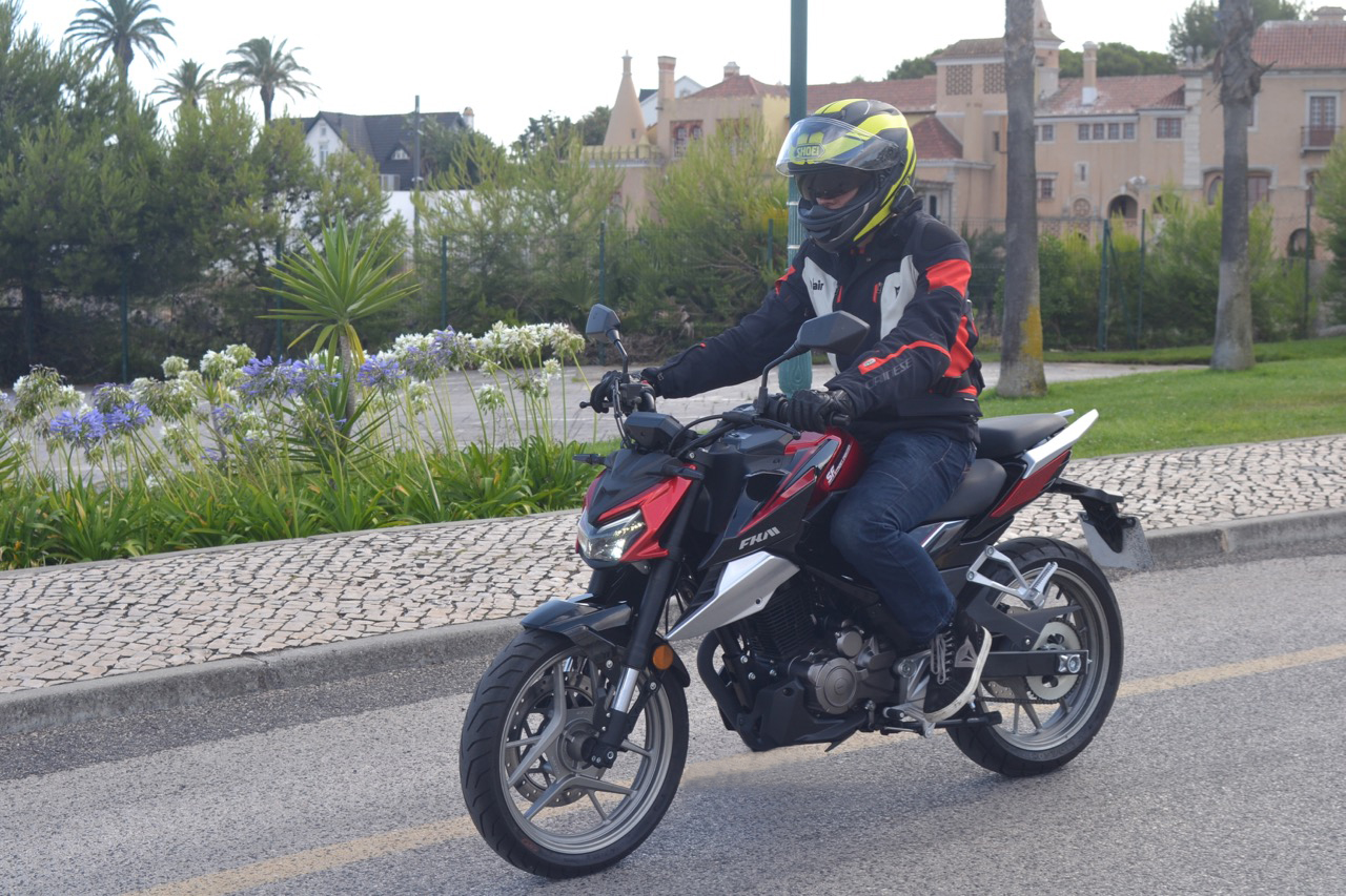 Ensaio FK Motors Street Fighter 125 – A pequena rebelde alemã