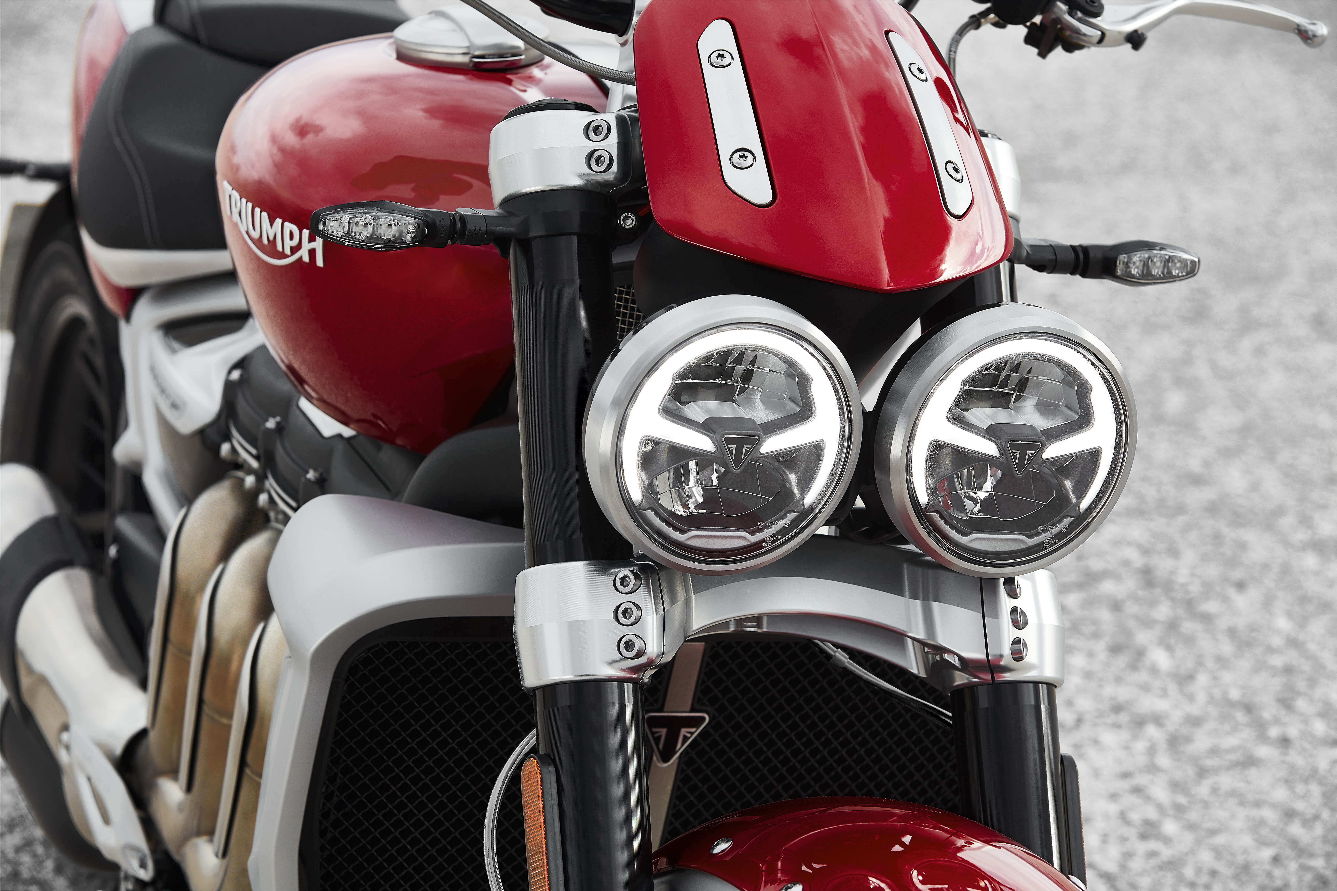 Triumph anuncia duas novas Rocket 3 – Versão R e Versão GT