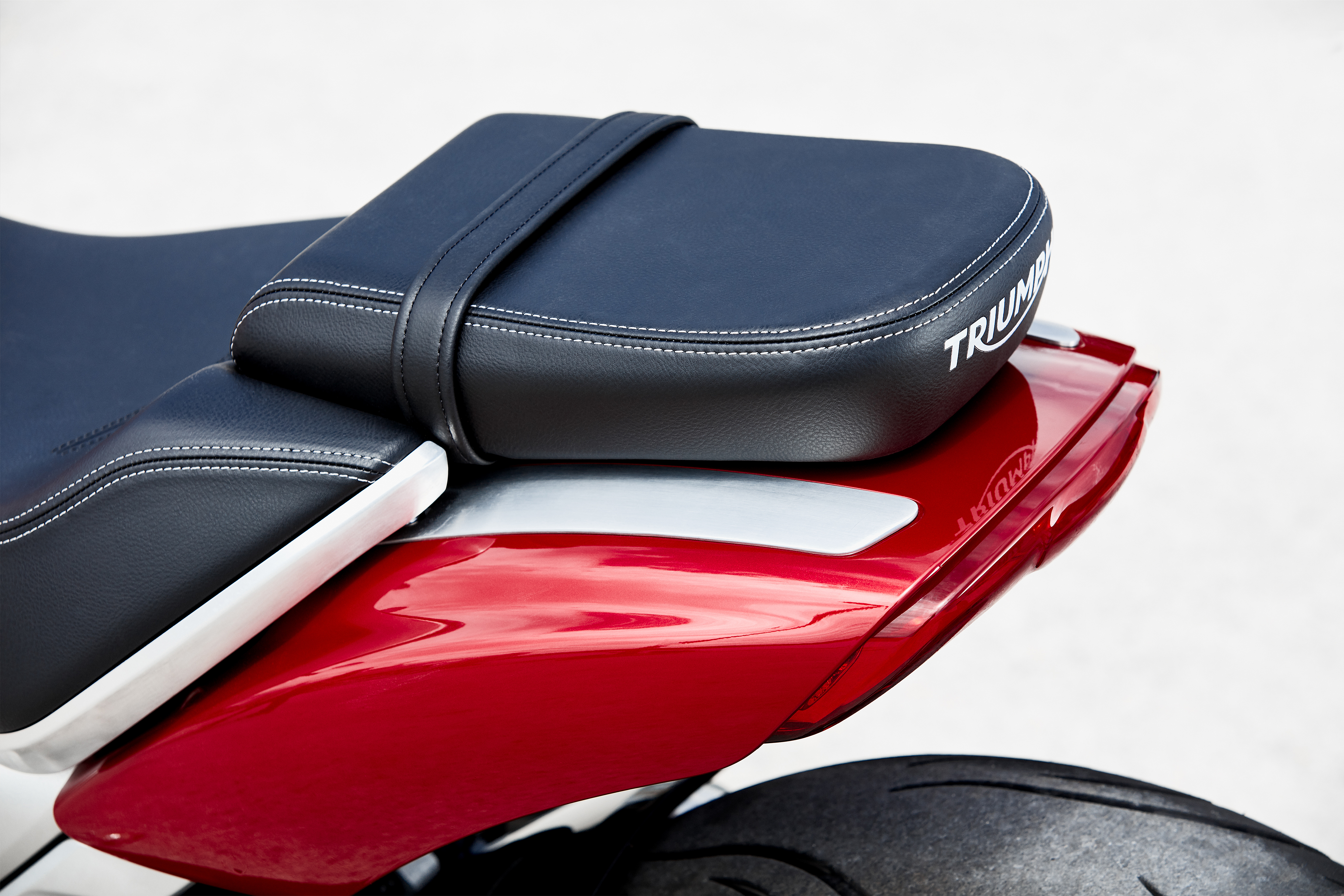 Triumph anuncia duas novas Rocket 3 – Versão R e Versão GT