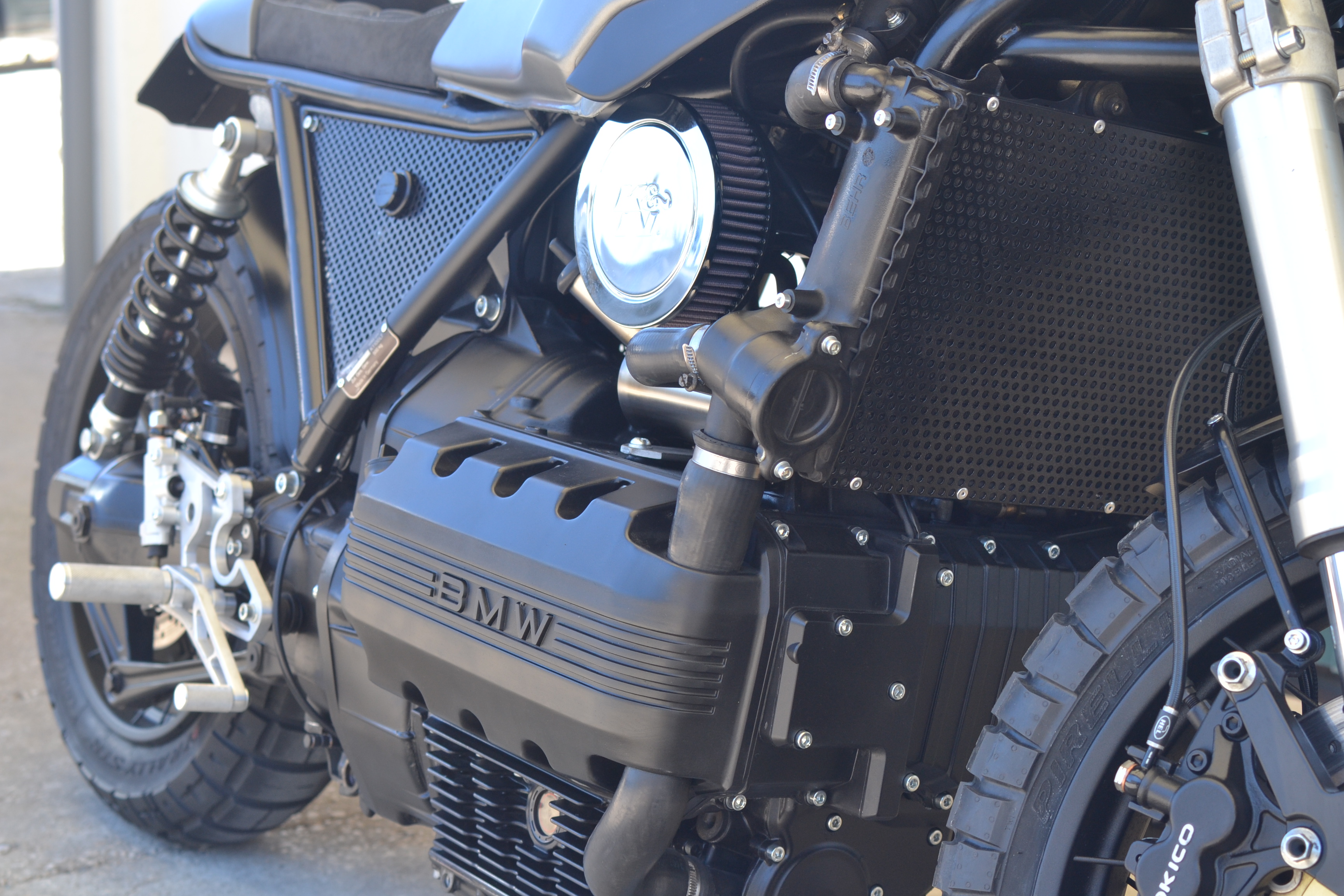 BMW K 1100 de 1992 – Preparação Café Racer pela Art on Wheels