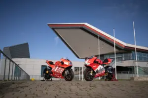 Ducati: Motos de MotoGP de Stoner e Capirossi vendidas por mais de 600 mil libras thumbnail