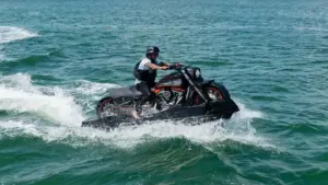 Watersport Car: jet ski com carenagem de uma Harley-Davidson thumbnail