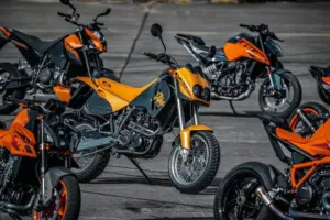 KTM Duke celebra o 30º aniversário na KTM Motohall thumbnail