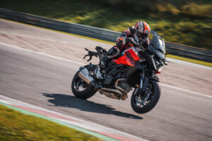 EICMA 24: KTM 1390 Super Duke GT 2025 eleva a gama Sport Tourer a outro patamar thumbnail