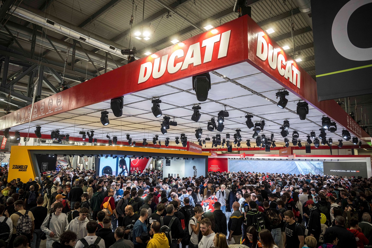 EICMA 2024: Ducati faz sucesso com a Panigale V2 e a Streetfighter V2 em Milão