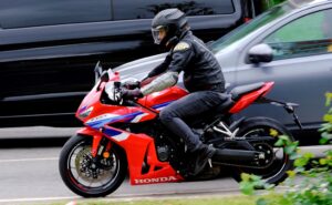 Honda CBR650R: Como funciona o E-Clutch em cidade, montanha e auto-estrada? thumbnail