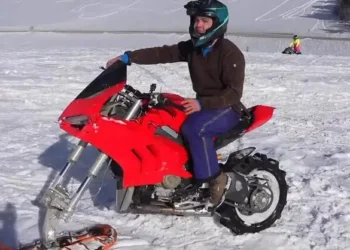 Ducati Panigale V4 para circular na neve, acredita? Veja pelos seus próprios olhos