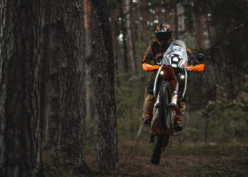 KTM 390 Adventure chegará com duas versões, a X e a R