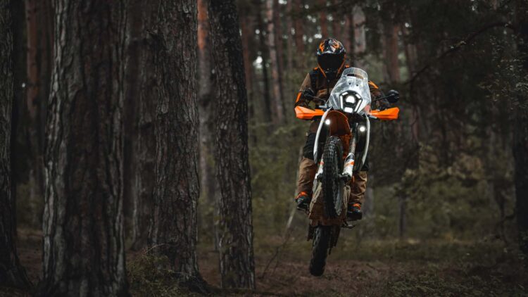 KTM 390 Adventure chegará com duas versões, a X e a R