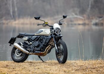 Brixton Crossfire 500 XC aclamada Moto do ano no BBC TopGear Awards 2025