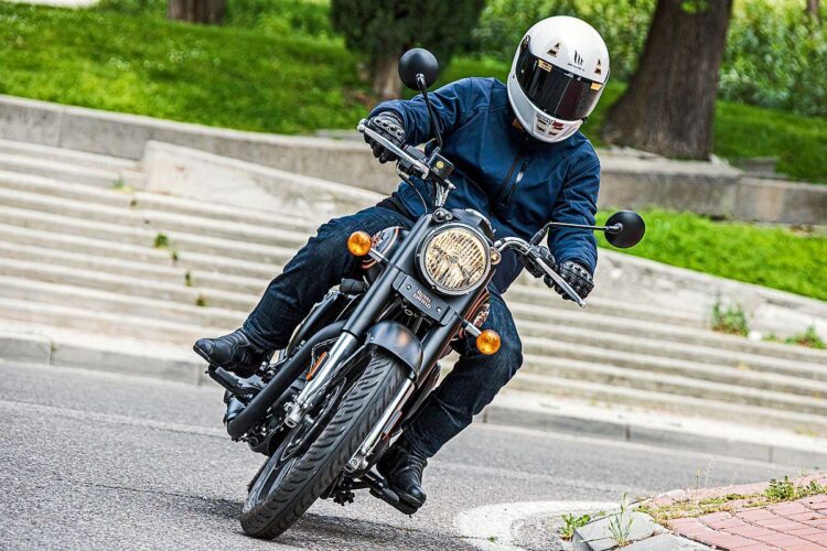 Trocar o carro pela moto é uma mudança que exige responsabilidade