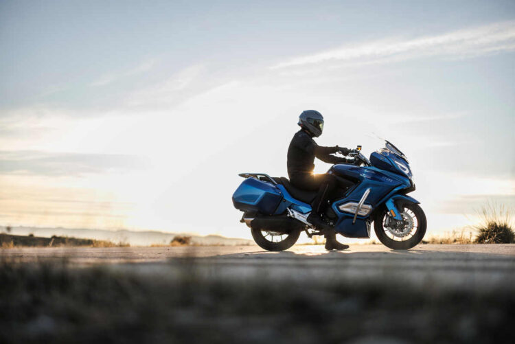 Mitt GT-K: Viajante à procura de afirmação | Contacto